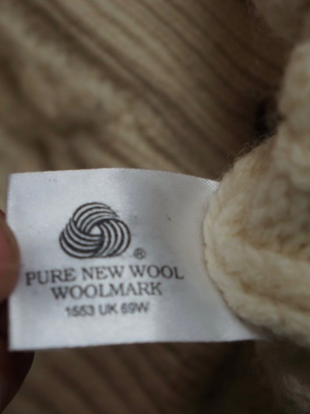 Scottish cable-knit Wool cardigan - Picture 5 of 7